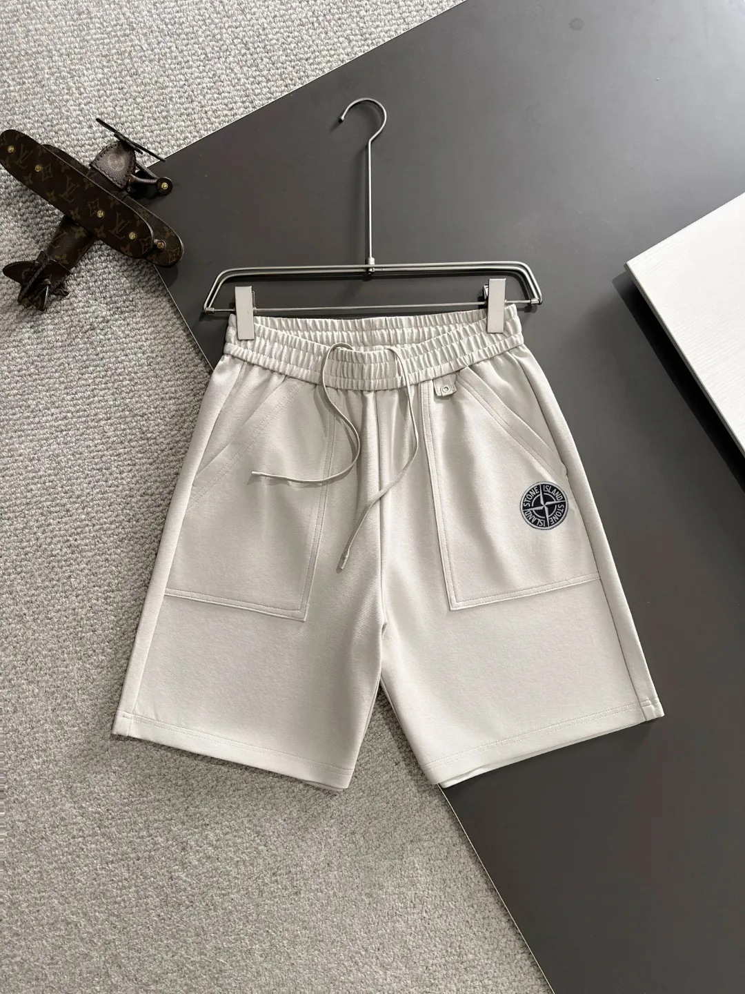 🅿️330 shipped next day. High quality Stone Island/Stone Island 2025 spring and summer new high-definition elastic band casual solid color loose shorts. Made with machines imported from Italy. The hem of the trousers is stitched with two needles. The stitching is fine and firm. The fabric is customized at the counter. It has high breathability and comfort. The details are impeccable. The brand element design concept reflects high quality. It feels delicate and soft! It presents a casual cut and the upper body shape is great! Size: S-XXL